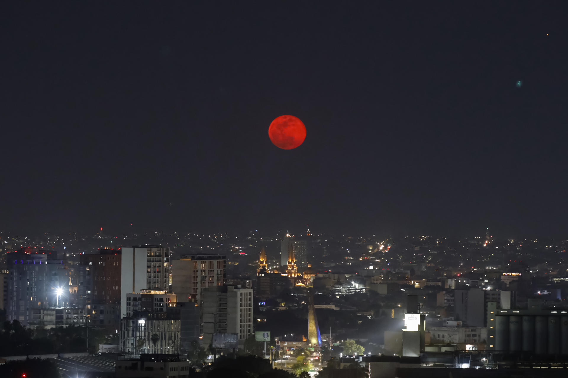 En fotos: así se vio la primera superluna de 2026, la luna del lobo