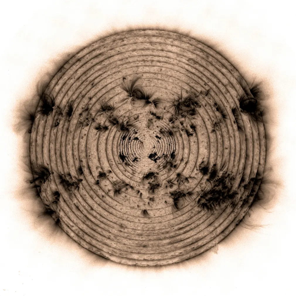 Veintiséis imágenes del sol de la primera parte del Ciclo Solar 25 se han superpuesto para crear anillos concéntricos. El anillo más antiguo se encuentra en el centro, mientras que el más reciente se encuentra más alejado.