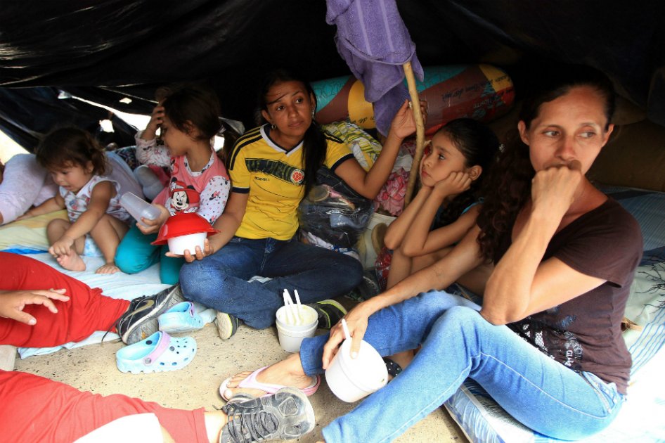 Habitantes de Cúcuta alimentan a algunos deportados que continúan en La Playa, sector de La Parada (Colombia), frontera con Venezuela. / EFE