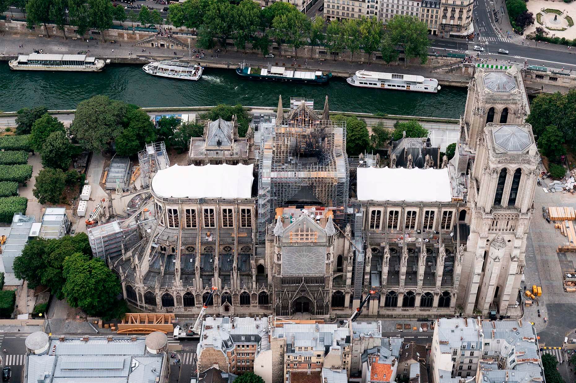 El icónico órgano de Notre Dame, considerado por los franceses "la voz de la catedral", sufrió daños menores durante el incendio. Sin embargo, quedó recubierto por partículas de plomo y las alteraciones térmicas causaron estragos. Por lo que su restauración comenzó en 2020 y se espera que esté listo al mismo tiempo que el resto de la catedral.