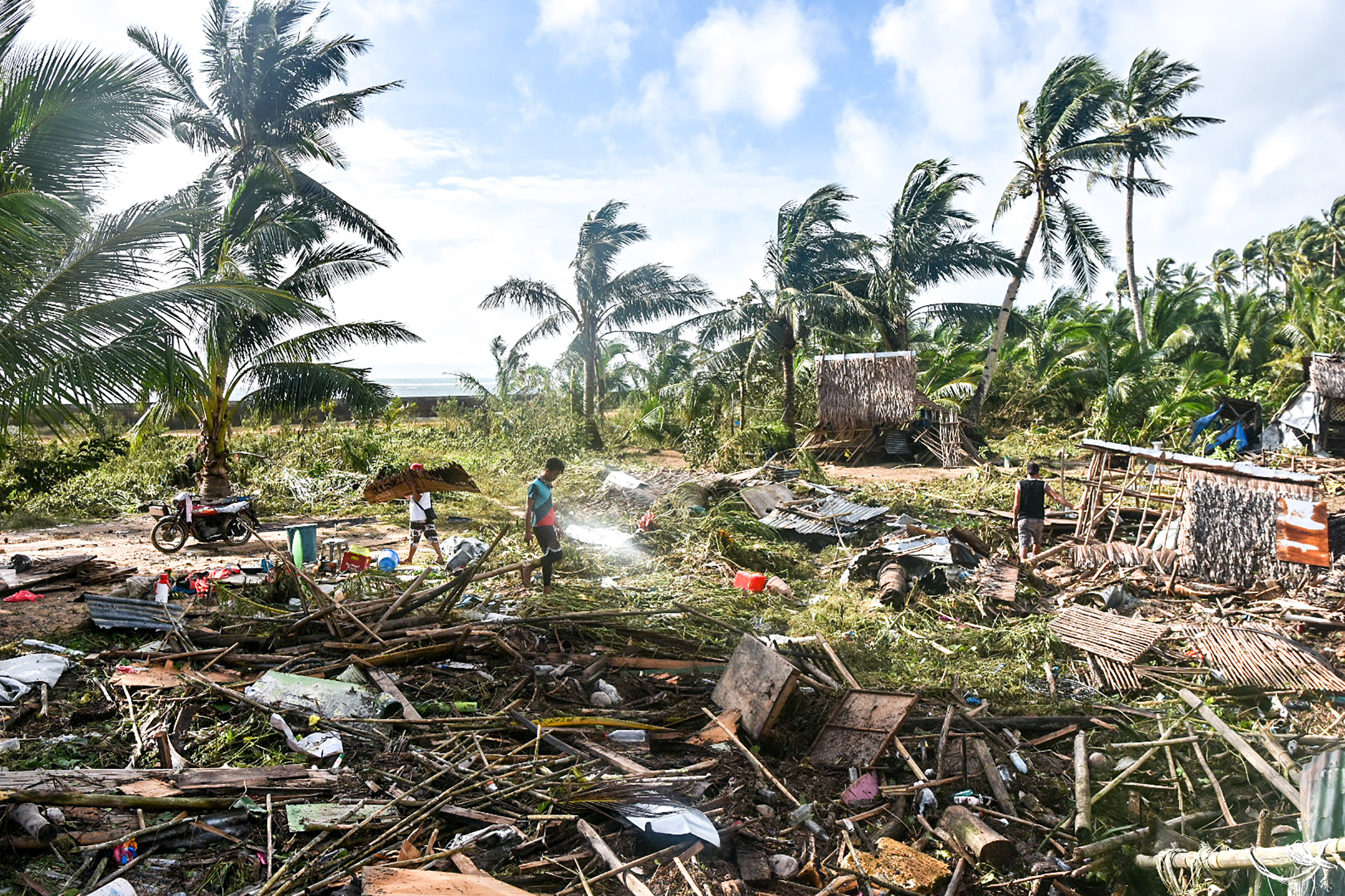 Las impresionantes imágenes del supertifón que dejó más de 30 muertos en Filipinas