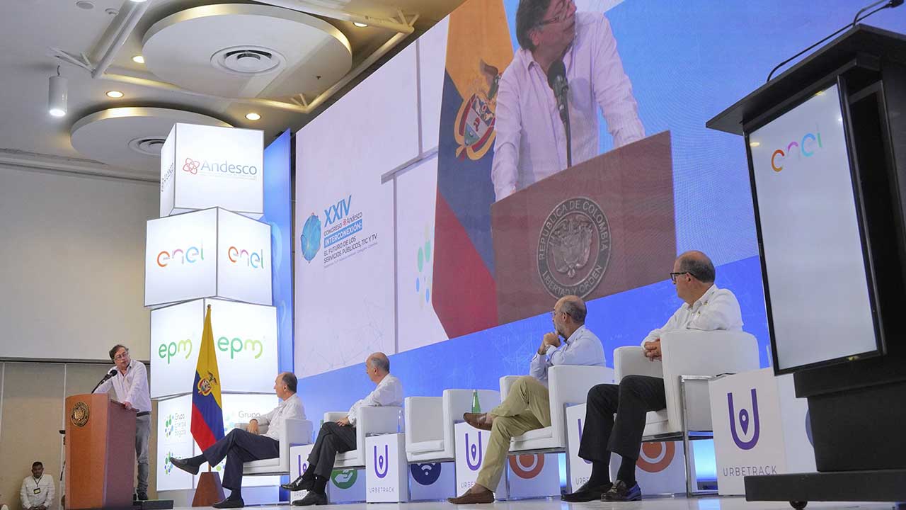 Petro anuncia que Minminas asumirá funciones de la CREG