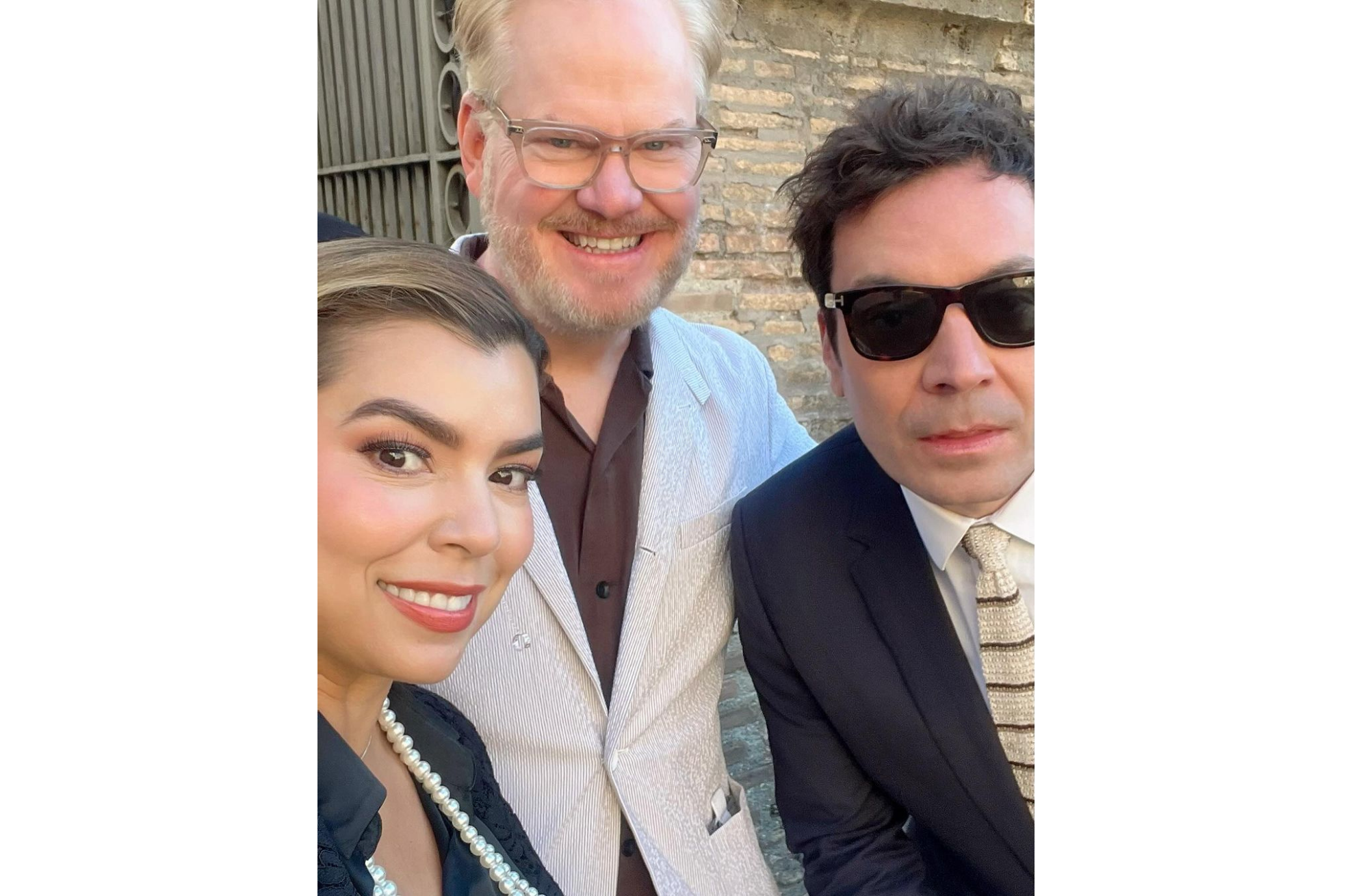 Liss Pereira con Jim Gaffigan y Jimmy Fallon.