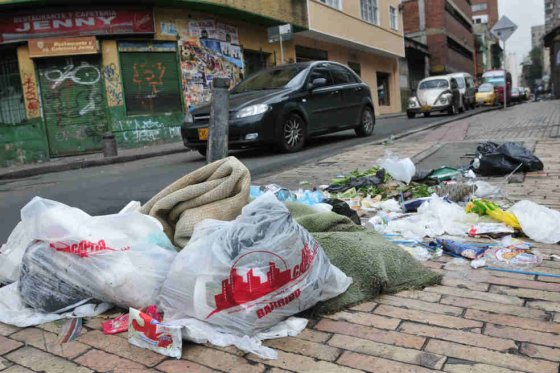 Multas de más de $300.000 por arrojar basura en calles de Bogotá