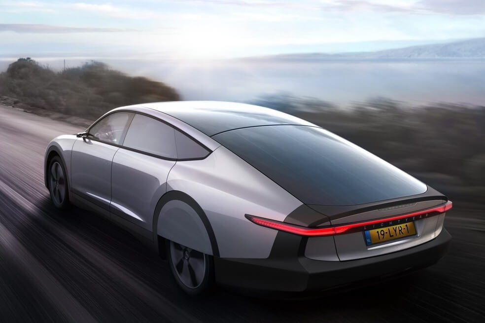 Carro eléctrico con paneles solares en el techo saldrá pronto a la venta