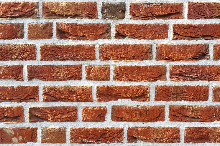 Una iglesia construyó muro y bloqueó entrada de la casa de un señor de 73 años