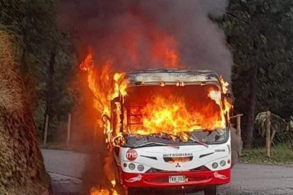 En vídeo: Sujetos armados incineraron bus en la vía Popayán – Puracé (Cauca)