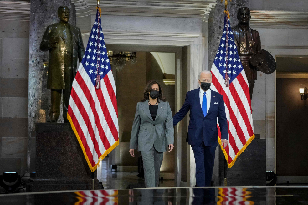 Joe Biden y Kamala Harris se dirigieron a los estadounidenses con motivo del primer aniversario del asalto al Capitolio.