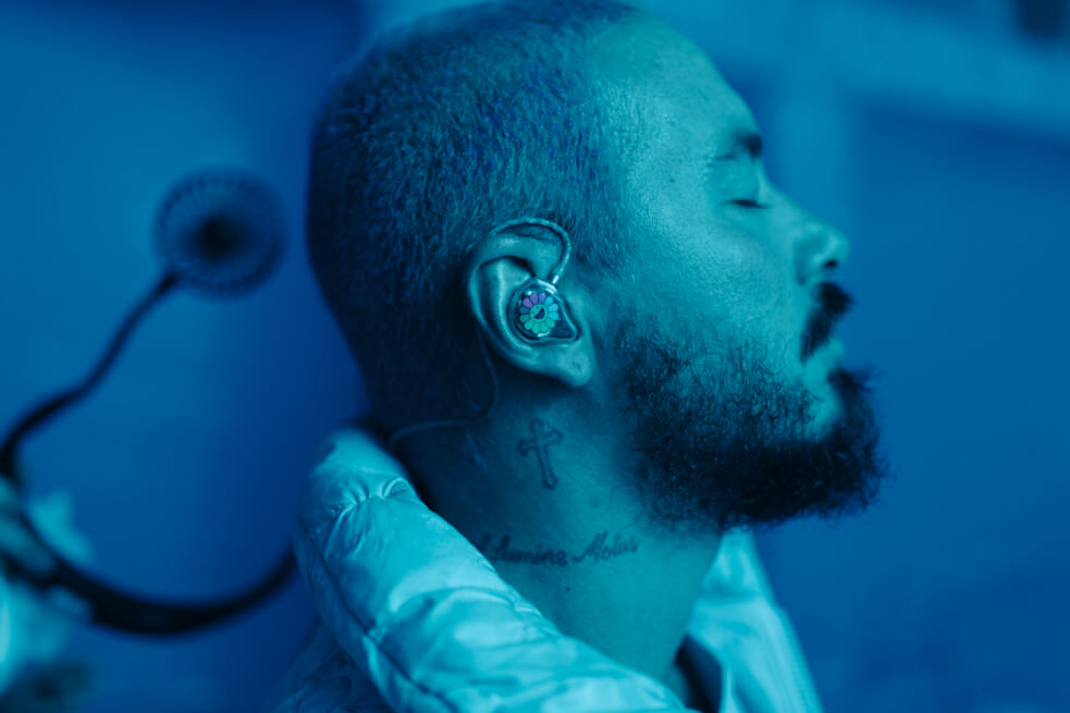 «Colores» de J Balvin figura en un listado de los diez mejores discos de 2020