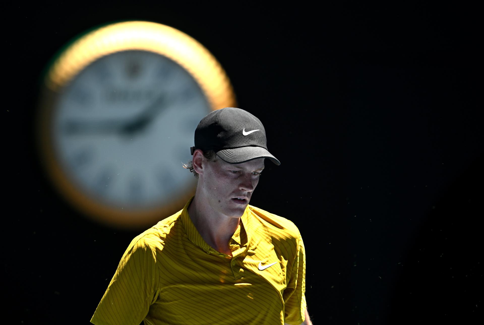 El calor extremo interrumpió el Abierto de Australia: Jannik Sinner lo sufrió pero avanzó