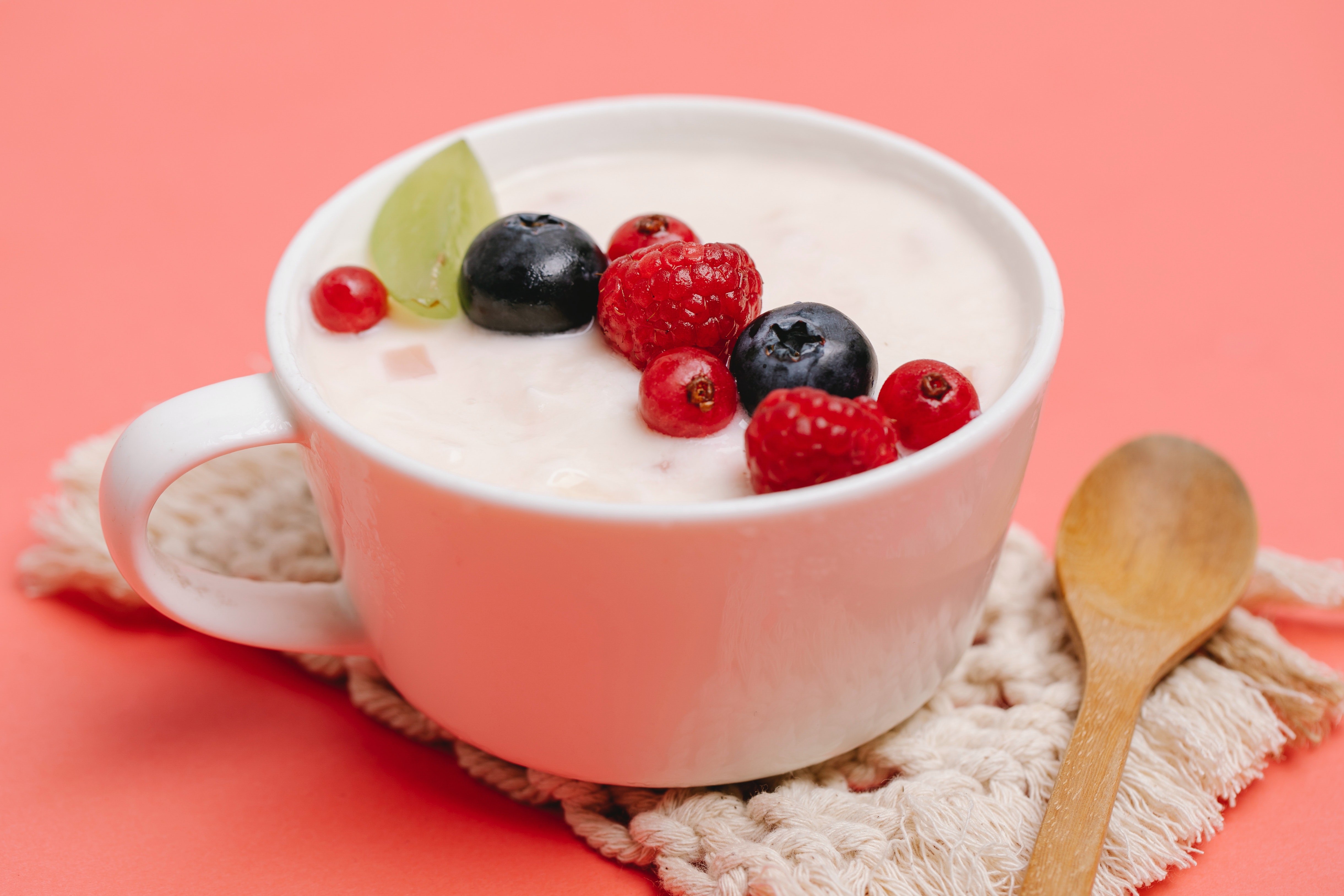Esta es la receta para preparar yogur con trocitos de frutas
