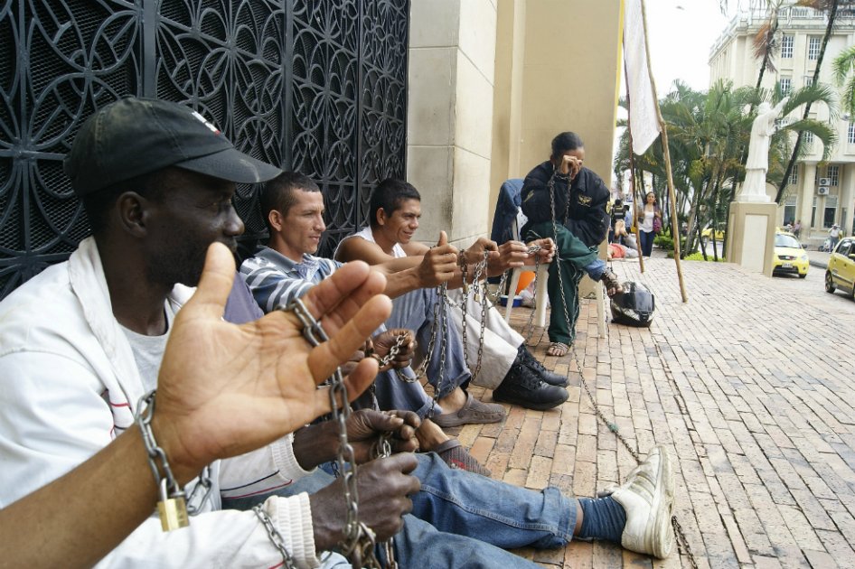 Encadenados a catedral de Villavicencio piden soluciones de vivienda