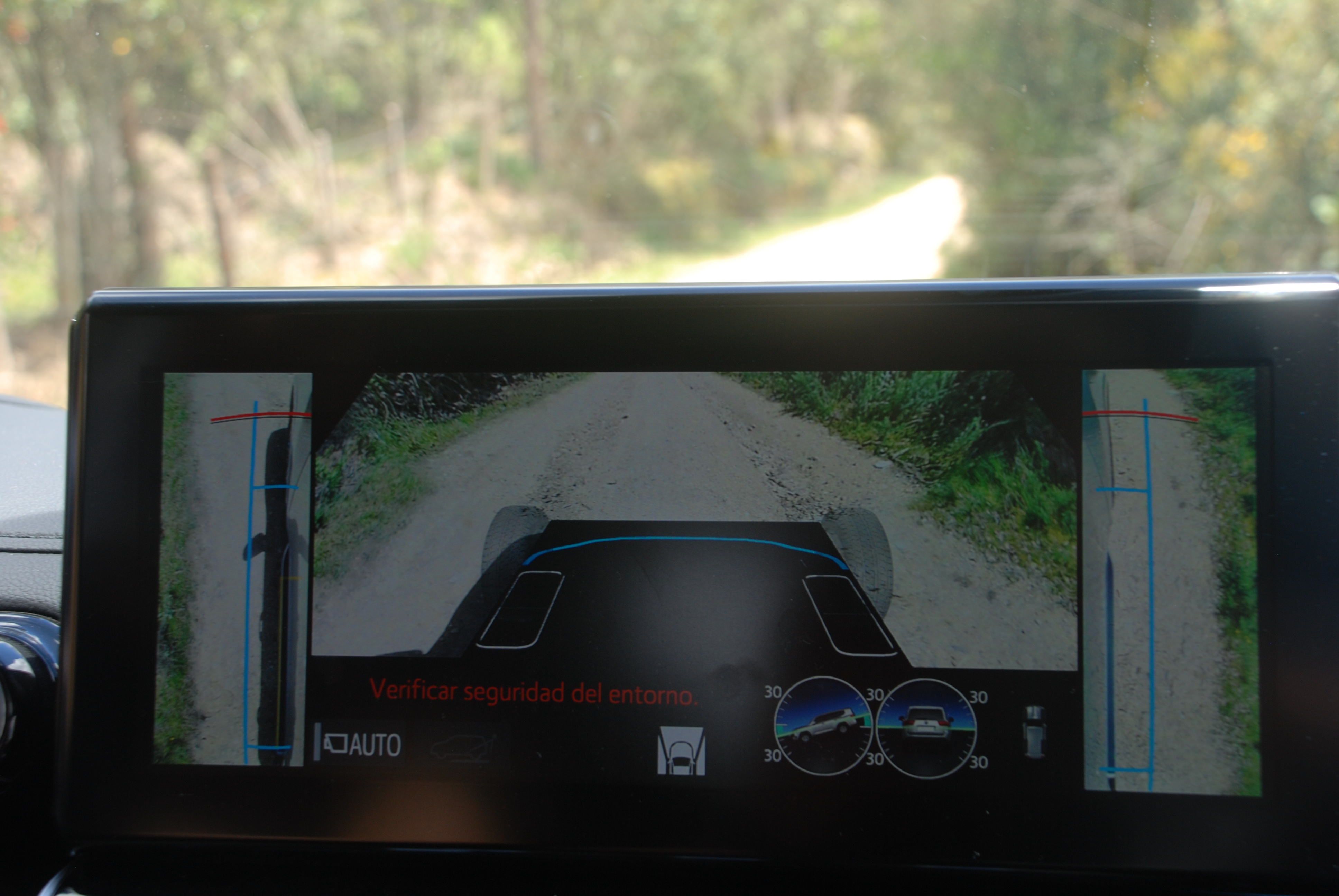 La LC300 cuenta con cámaras de visión 360 grados, además, viene incorporada con reconocimiento de vehículos, de peatones y ciclistas.