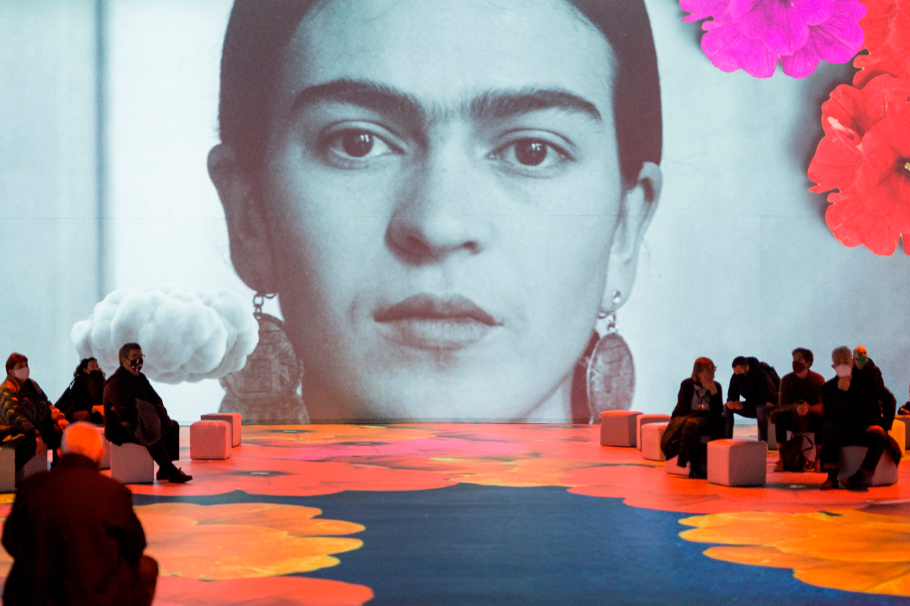 La primera experiencia inmersiva de Frida Kahlo, la vida de un ícono