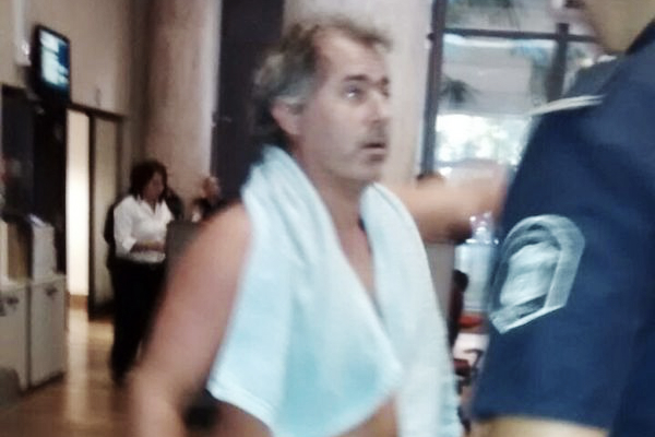 Hombre se fue a bañar a la empresa de energía que lo dejó sin agua