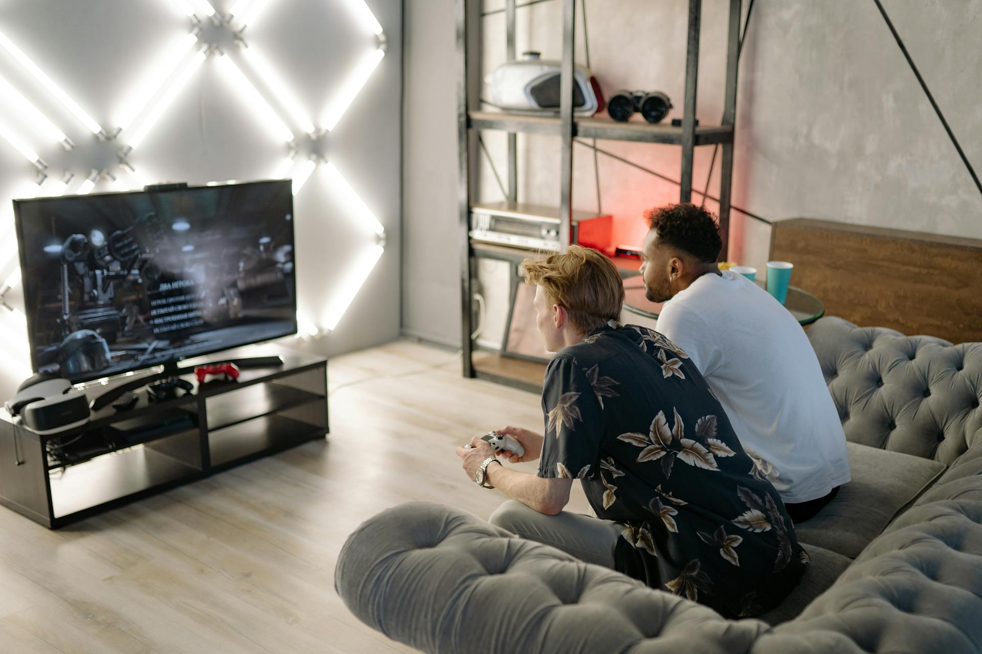 Jugar frente al televisor con amigos sigue siendo una de las experiencias preferidas por muchos jugadores.