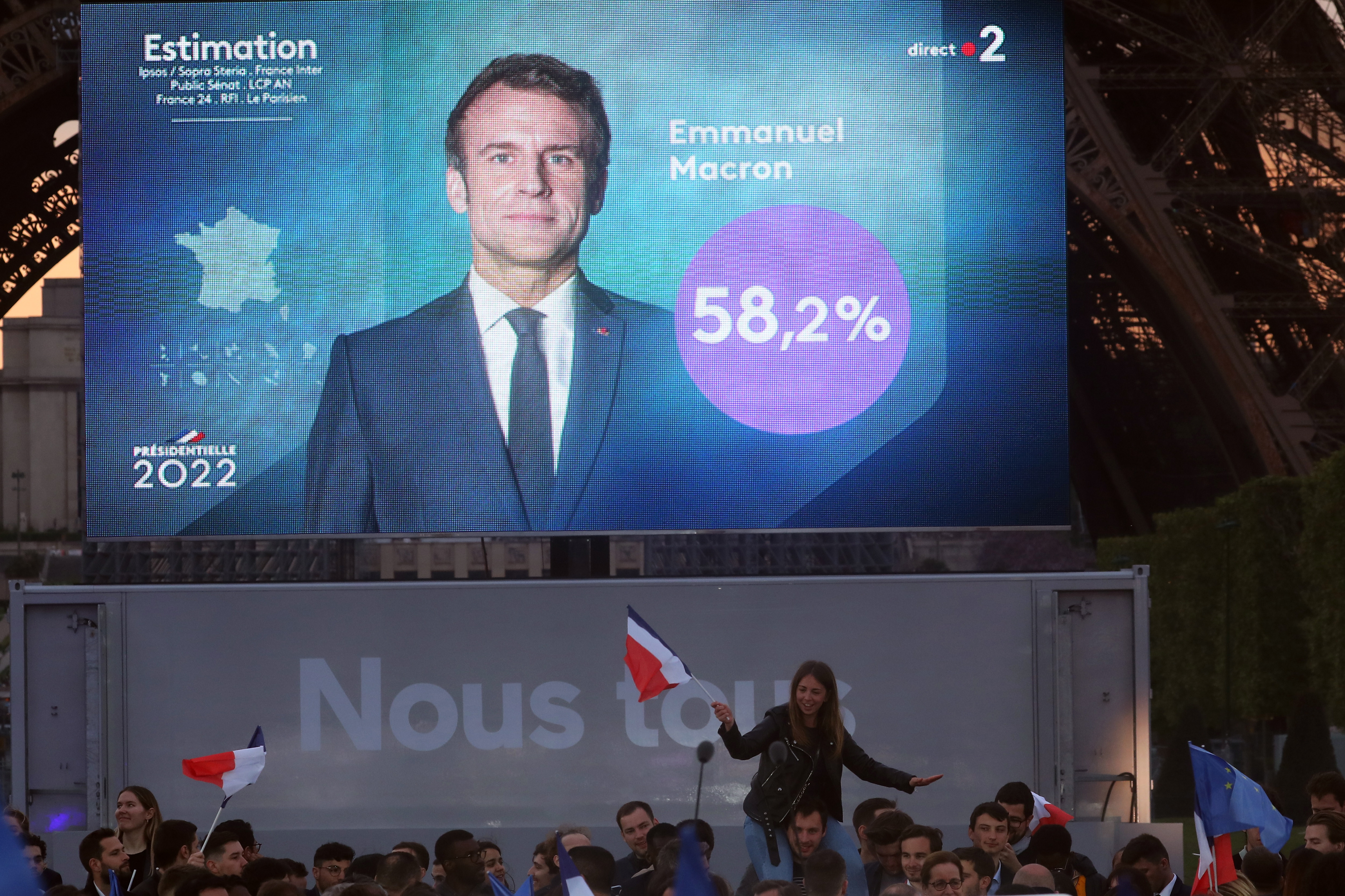 Paris (France), 24/04/2022.- Supporters of French President and candidate for re-election Emmanuel Macron (not pictured) celebrate at the Champs-de-Mars after Emmanuel Macron won the second round of the French presidential elections in Paris, France, 24 April 2022. Emmanuel Macron defeated Marine Le Pen in the final round of France's presidential election, with exit polls indicating that Macron is leading with approximately 58 per cent of the vote. (Elecciones, Francia) EFE/EPA/CHRISTOPHE PETIT TESSON