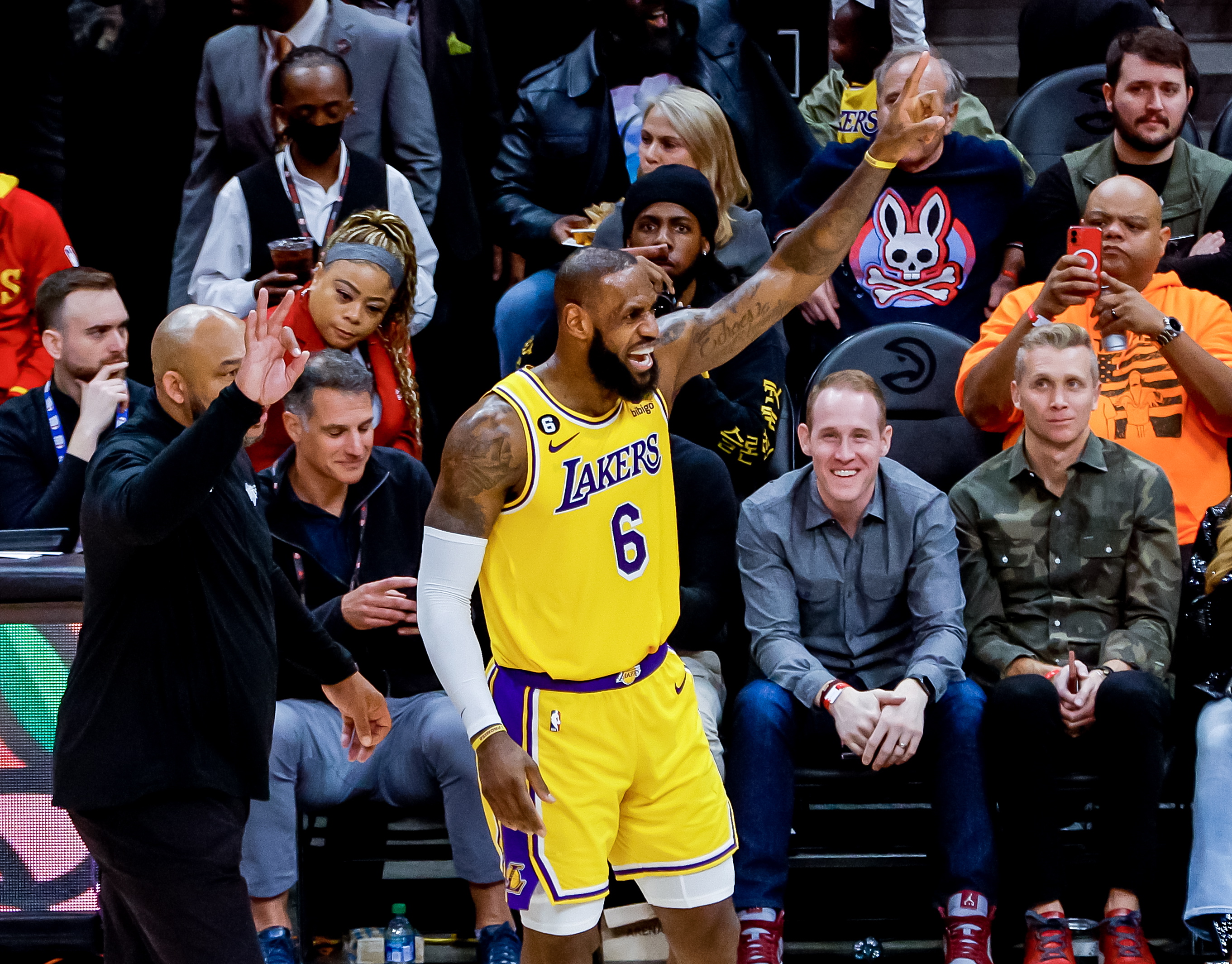 LeBron James alcanza los 38.000 puntos y va a por el récord
