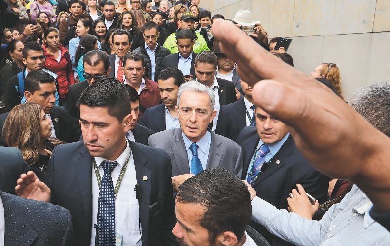 Cuando el exsenador Uribe renunció a su investidura, la Corte Suprema de Justicia perdió la competencia para investigarlo por los delitos de fraude procesal y soborno en actuación penal. / EFE