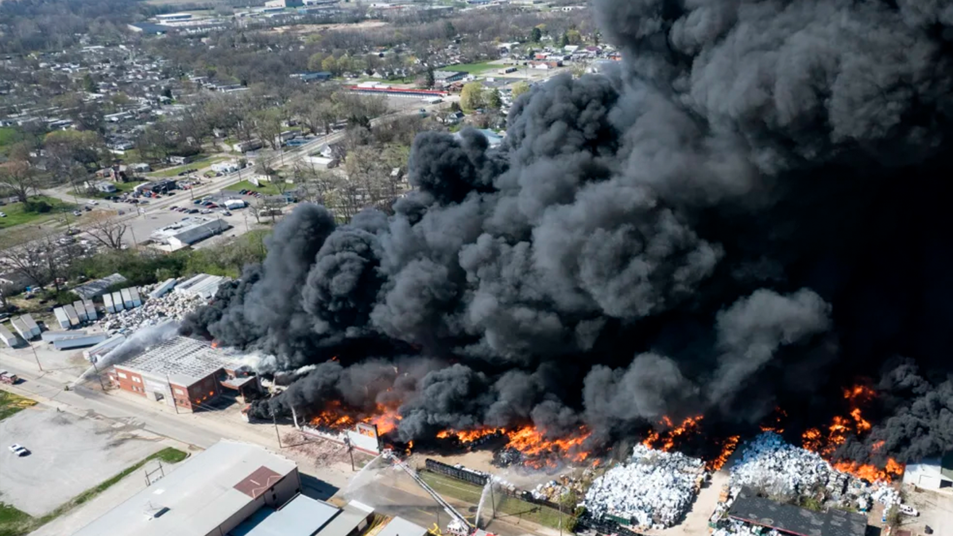 Video: incendio voraz en Indiana obliga a la evacuación de 2.000 personas