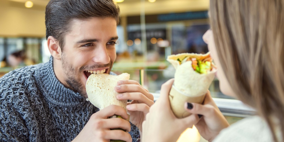 ¿Por qué debes salir con alguien que le guste mucho comer?