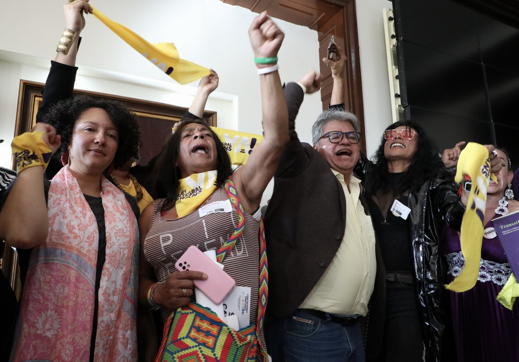 La autoría del proyecto de ley es del movimiento social trans y no binario, pero el documento radicado está firmado y cuenta con el apoyo de 35 representantes y senadores de distintos partidos políticos.