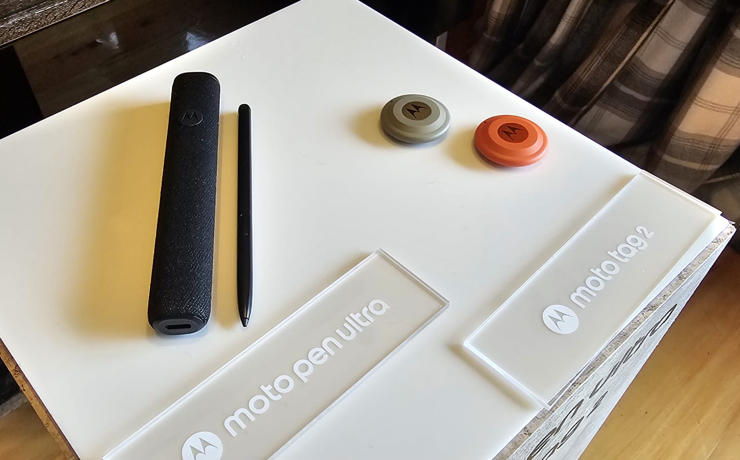 El lápiz y el tag de Motorola.