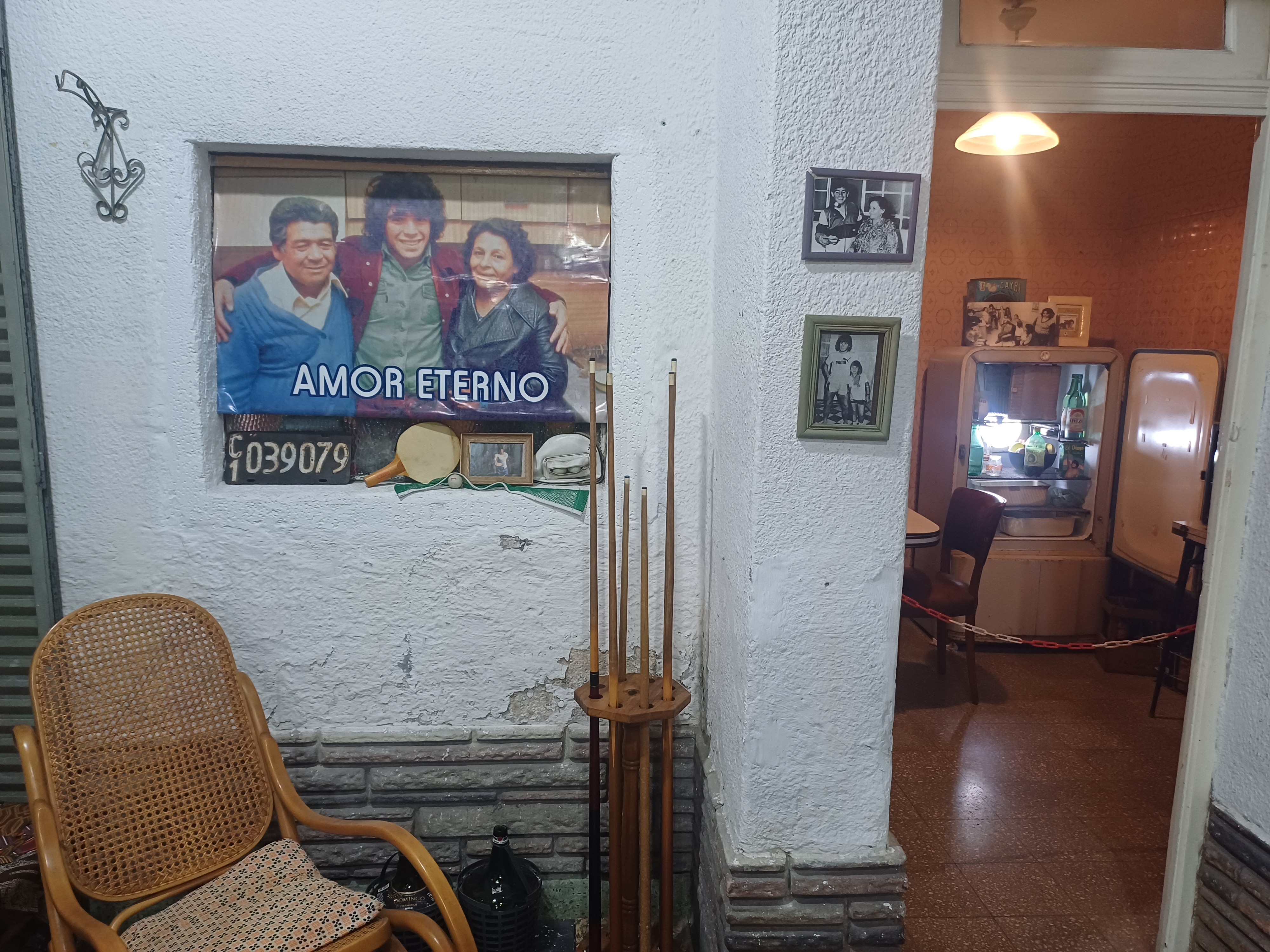 La Casa de D10S es una auténtica casa-museo que invita a revivir los años en los que un joven Diego Armando vivió junto a su familia en el barrio porteño de los Bichitos Colorados.