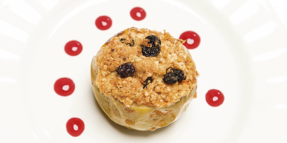 Manzana rellena con pera y crumble de avena, un postre para nochebuena