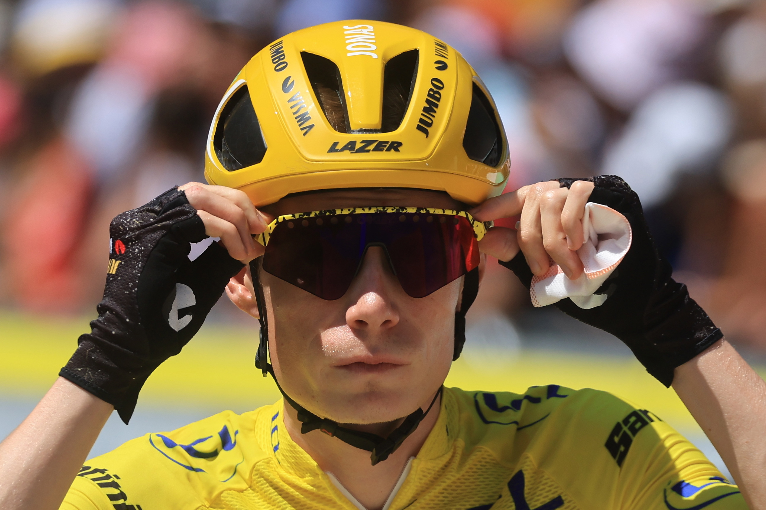 Moutiers (France), 20/07/2023.- Danish rider Jonas Vingegaard of team Jumbo-Visma adjusts his glasses before the 18th stage of the Tour de France 2023, a 185kms race from Moutiers to Bourg-en-Bresse, France, 20 July 2023. (Ciclismo, Francia) EFE/EPA/MARTIN DIVISEK