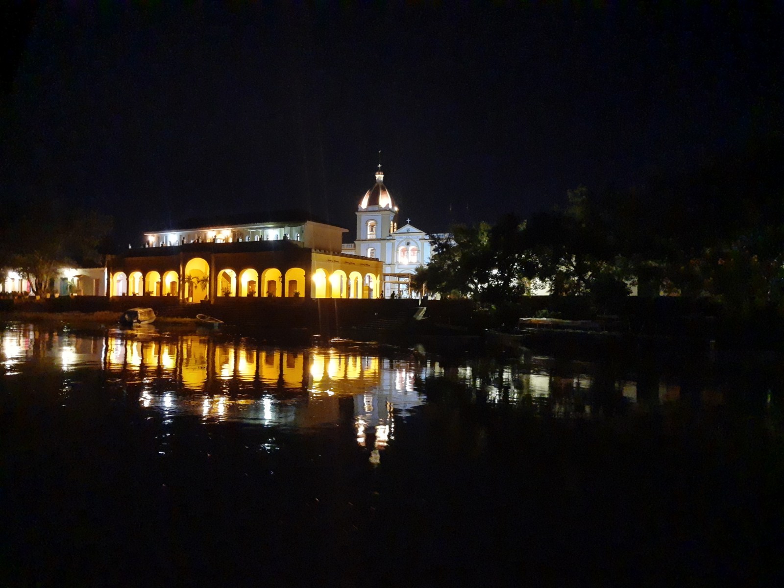 Las noches momposinas, con sus luces amarillas, también son especiales.