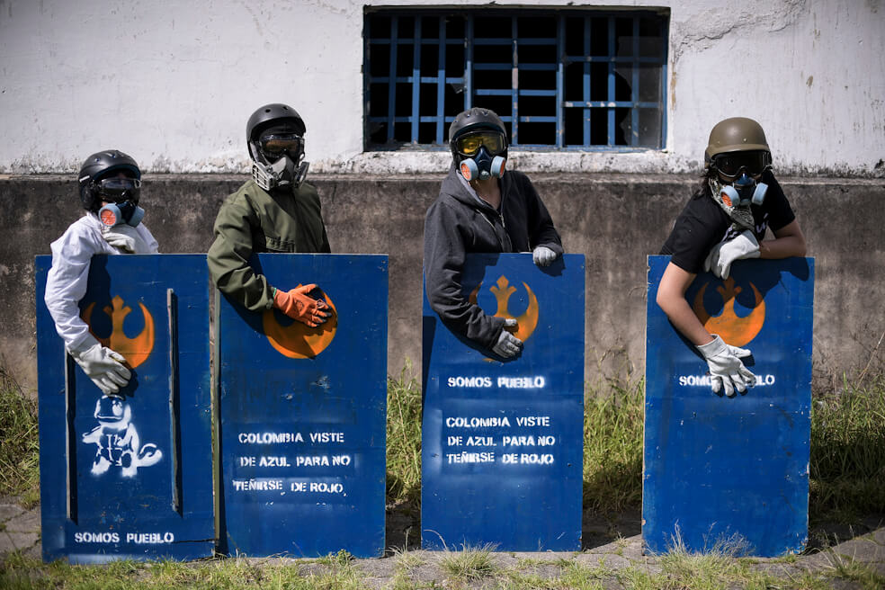 Así es la primera línea, los escudos azules que quieren proteger la protesta