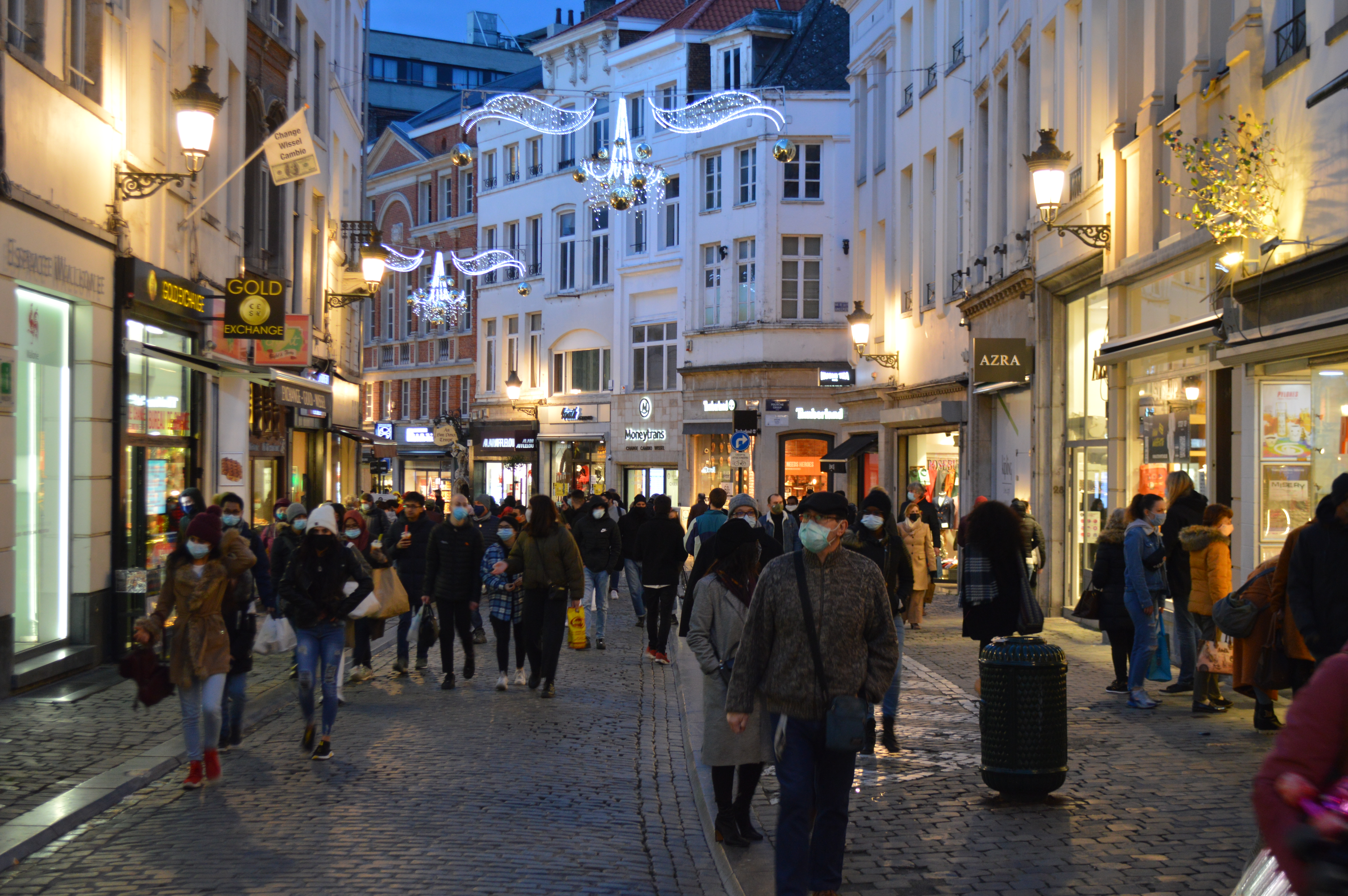 Los alrededores de la Grand Place, atestados de gente la noche previa a la celebración de San Nicolás