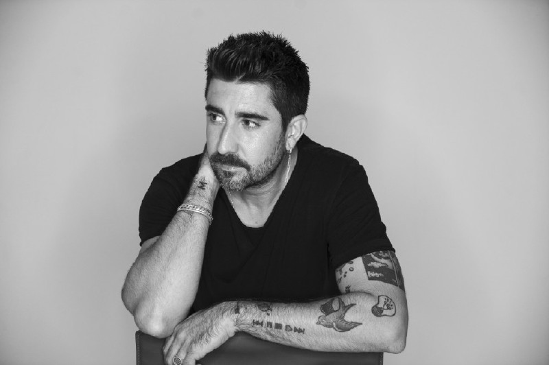 Álex Ubago: 20 años de canciones oportunas