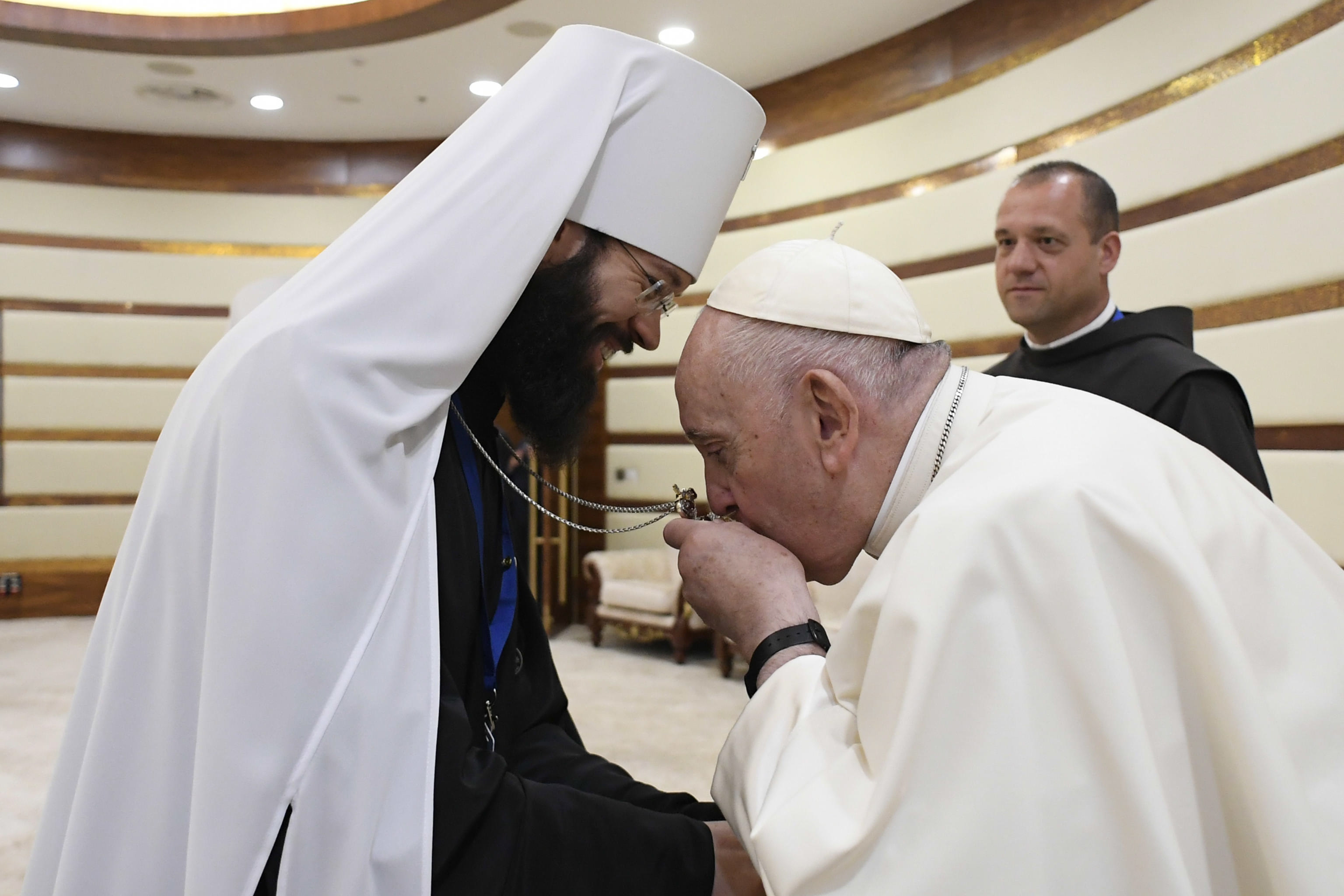 Nur-sultan (Kazakhstan), 14/09/2022.- A handout picture provided by the Vatican Media shows Pope Francis (R) greeting Metropolitan Anthony of Volokolamsk, Chairman of the Department of External Church Relations of the Moscow Patriarchate, during the VII Congress of Leaders of World and Traditional Religions in Nur-Sultan, Kazakhstan, 14 September 2022. The congress runs from 14-15 September in the Kazakh capital. (Papa, Kazajstán, Moscú) EFE/EPA/VATICAN MEDIA HANDOUT HANDOUT EDITORIAL USE ONLY/NO SALES