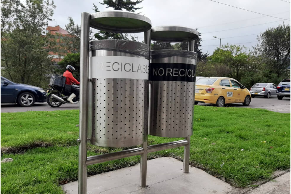 Canecas en Bogotá, por aquí y por allá