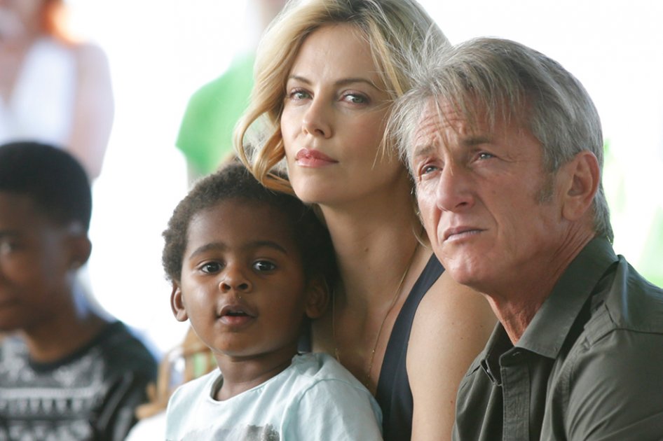 Charlize Theron devuelve anillo de compromiso a Sean Penn
