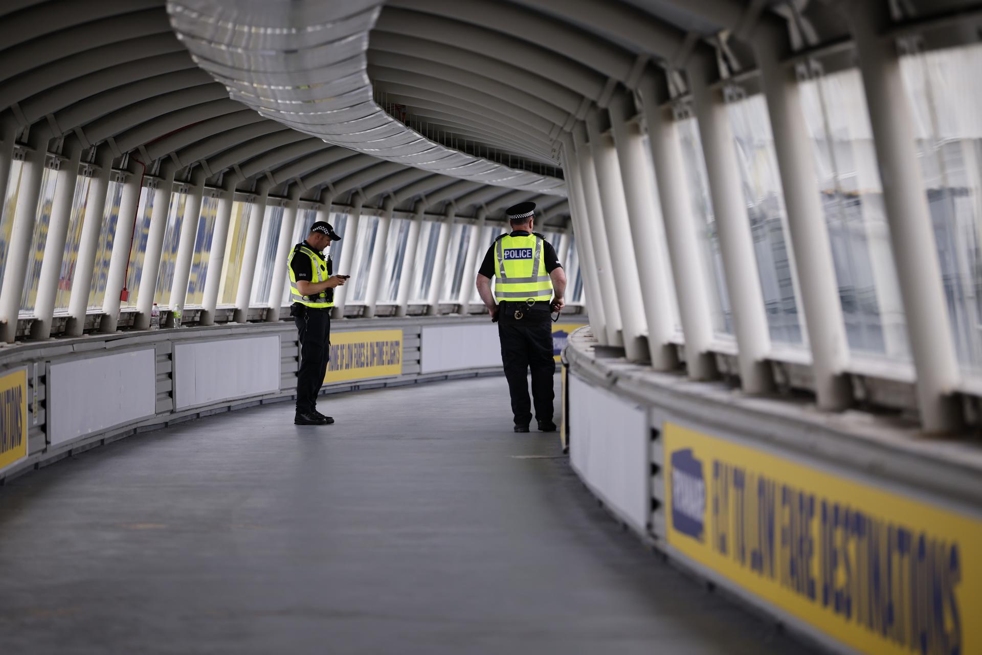 Caos en aeropuertos de Reino Unido: se paralizan todas las salidas de vuelos