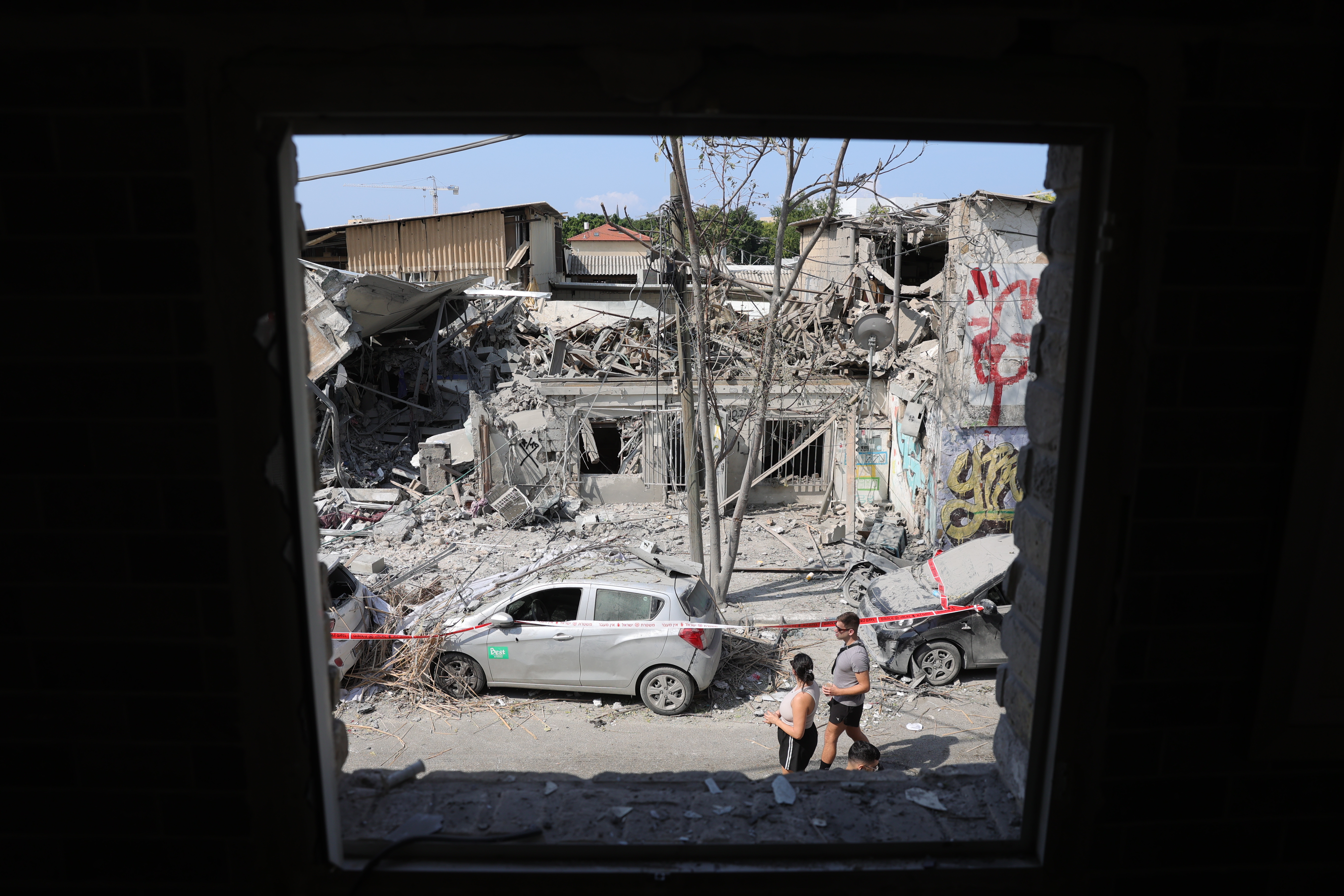 Tel Aviv (Israel), 08/10/2023.- The site of a destroyed building in Tel Aviv, Israel, 08 October 2023, following overnight Hamas rocket attacks. Rocket barrages were launched from the Gaza Strip as of early 07 October in a surprise attack claimed by the Islamist movement Hamas. More than 300 Israelis were killed and over 1,000 left injured in the attacks, the Israeli foreign ministry said. EFE/EPA/ABIR SULTAN