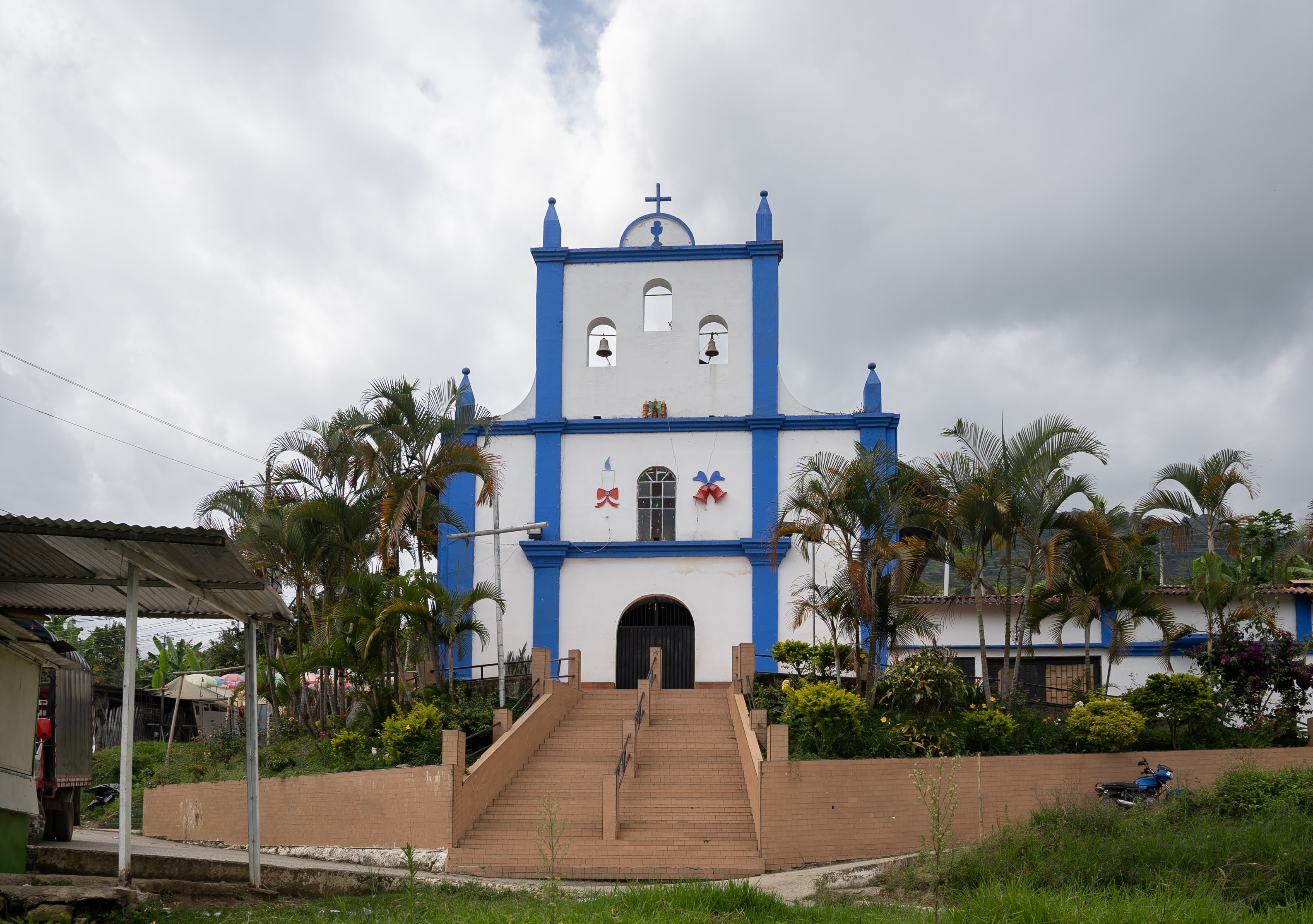 El casco urbano de Tacueyó también es un lugar clave para conocer los usos y costumbres del pueblo indígena nasa. Esta, la Iglesia Nuestra Señora Del Transito, es la construcción más emblemática del caserío.