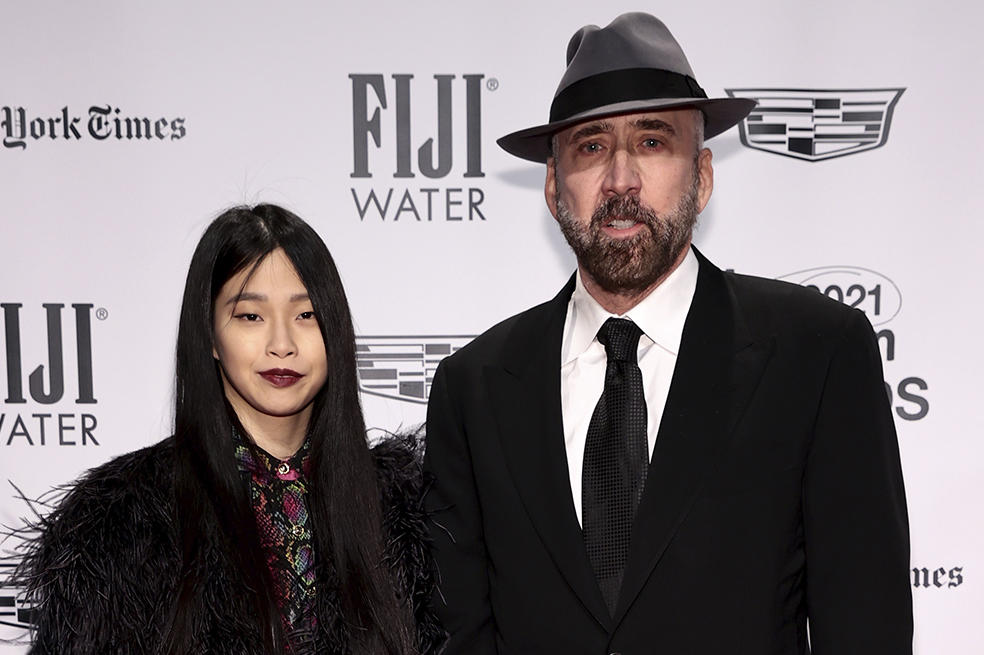 Ella es Riko shabata, la quinta esposa de Nicolas Cage, a la que lleva 31 años