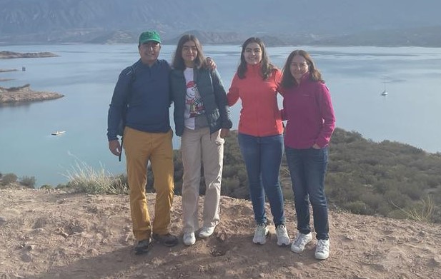 Ana María Serrano junto a sus papás, Ximena y José, y su hermana Daniela.