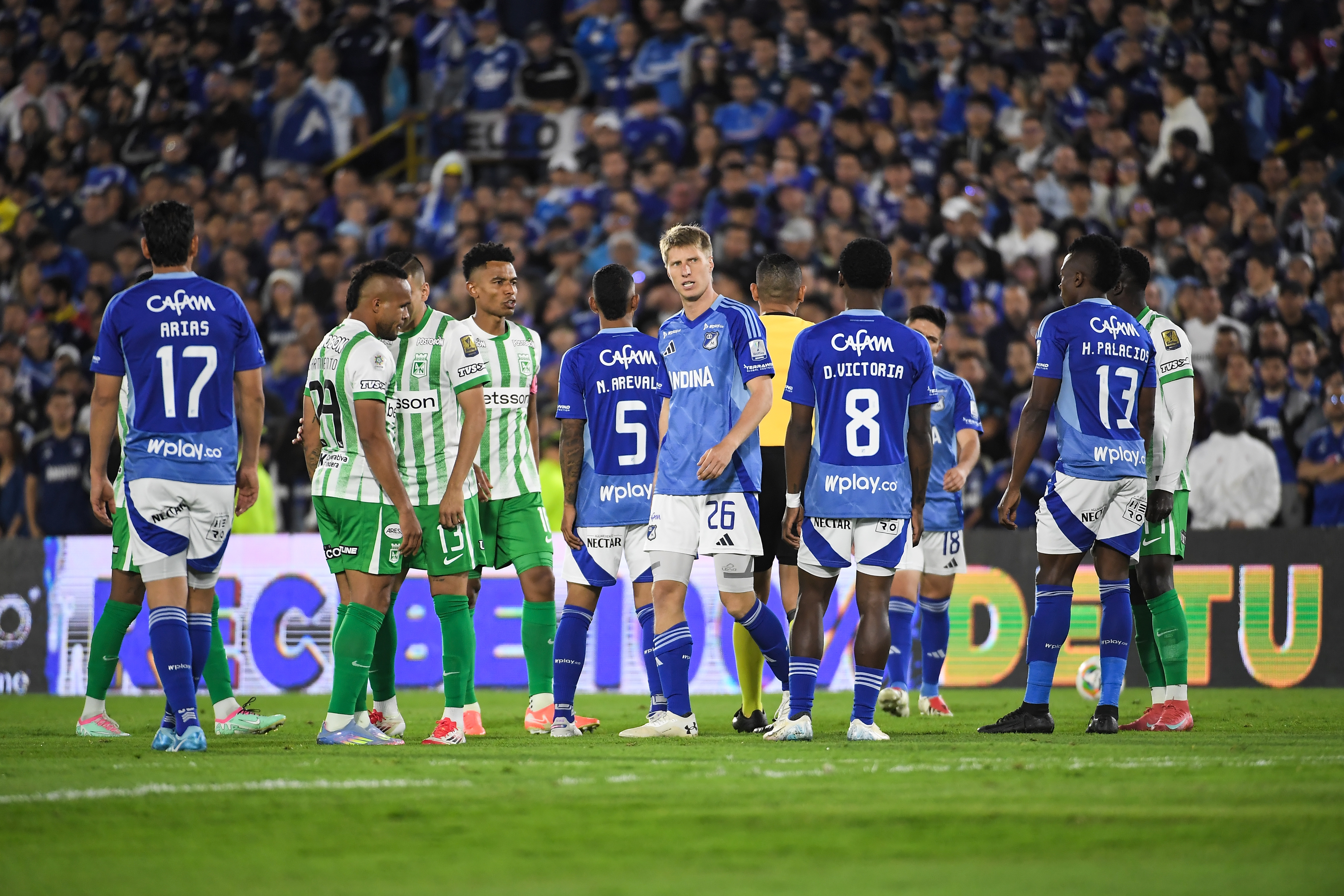 Partido entre Millonarios y Atlético Nacional en el Estadio El Campin de Bogotá
