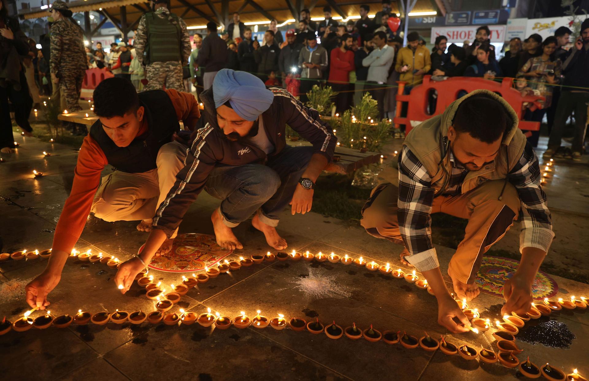SRINAGAR (India), 20/10/2025.- Hindu and sikh devotees light earthen lamps on the occasion of Diwali, the Hindu festival of lights, near the Ghanta Ghar (Clock Tower) in Srinagar, the summer capital of Indian Kashmir, 20 October 2025. Diwali, the festival of lights, symbolises the victory of good over evil and commemorates Lord Rama's return to his kingdom, Ayodhya, after completing a 14-year exile. EFE/EPA/FAROOQ KHAN