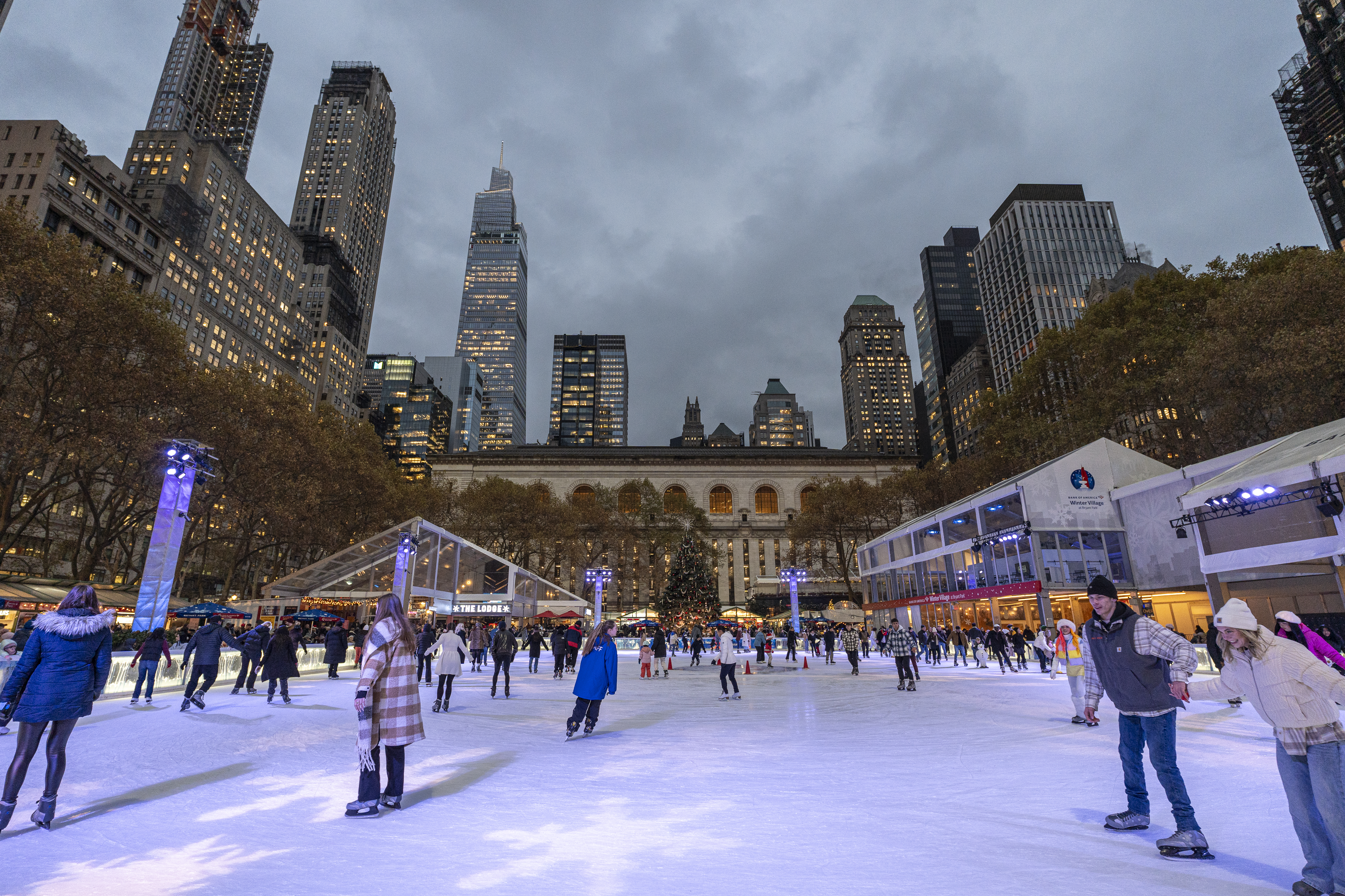 AME2787. NUEVA YORK (ESTADOS UNIDOS), 02/12/2024.- Personas patinan en la pista de hielo de Bryant Park, este lunes, en la ciudad de Nueva York (Estados Unidos). EFE/ Ángel Colmenares