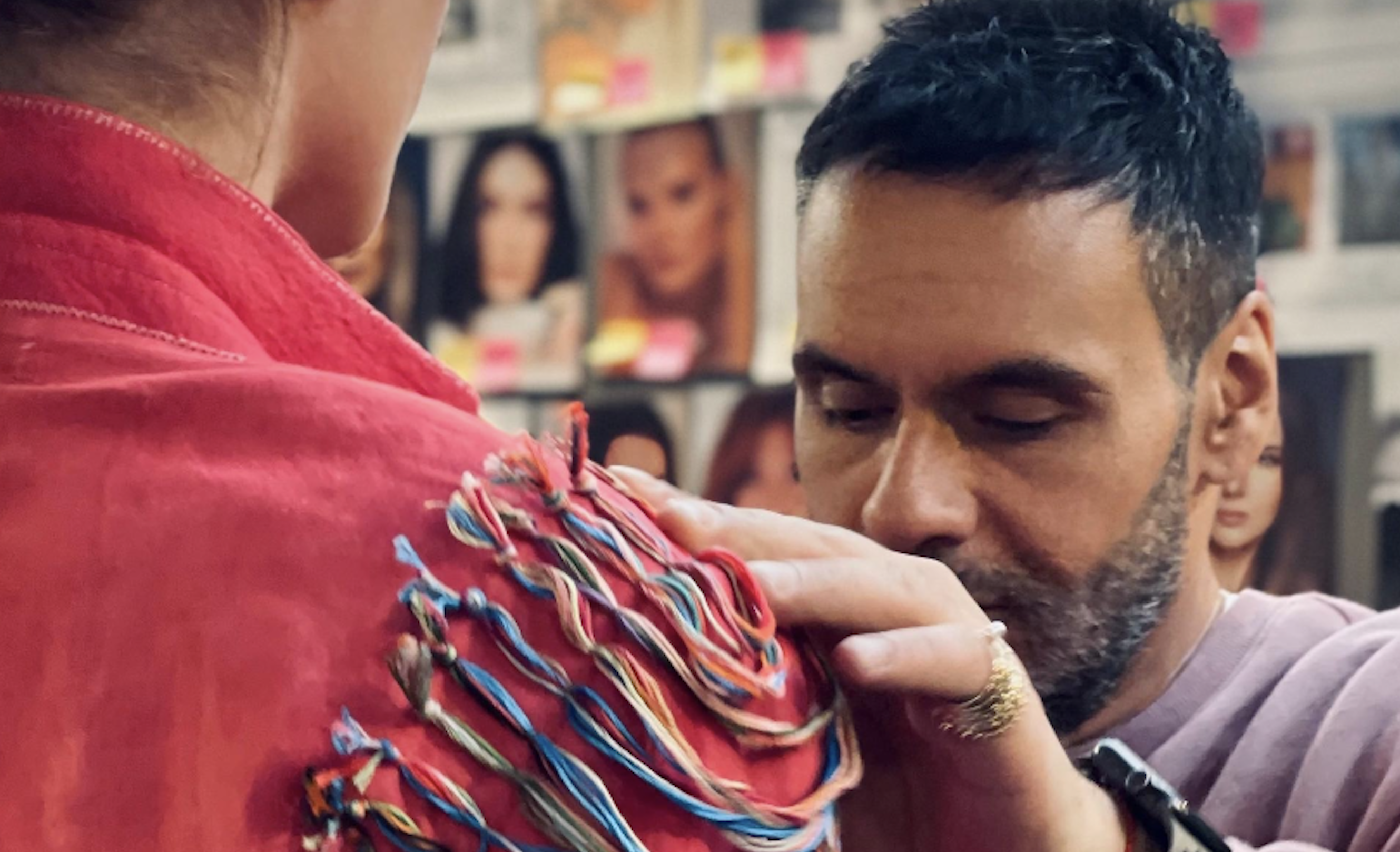 De la basura a las pasarelas: Alejandro Crocker, el diseñador que crea ropa con retazos y cortinas