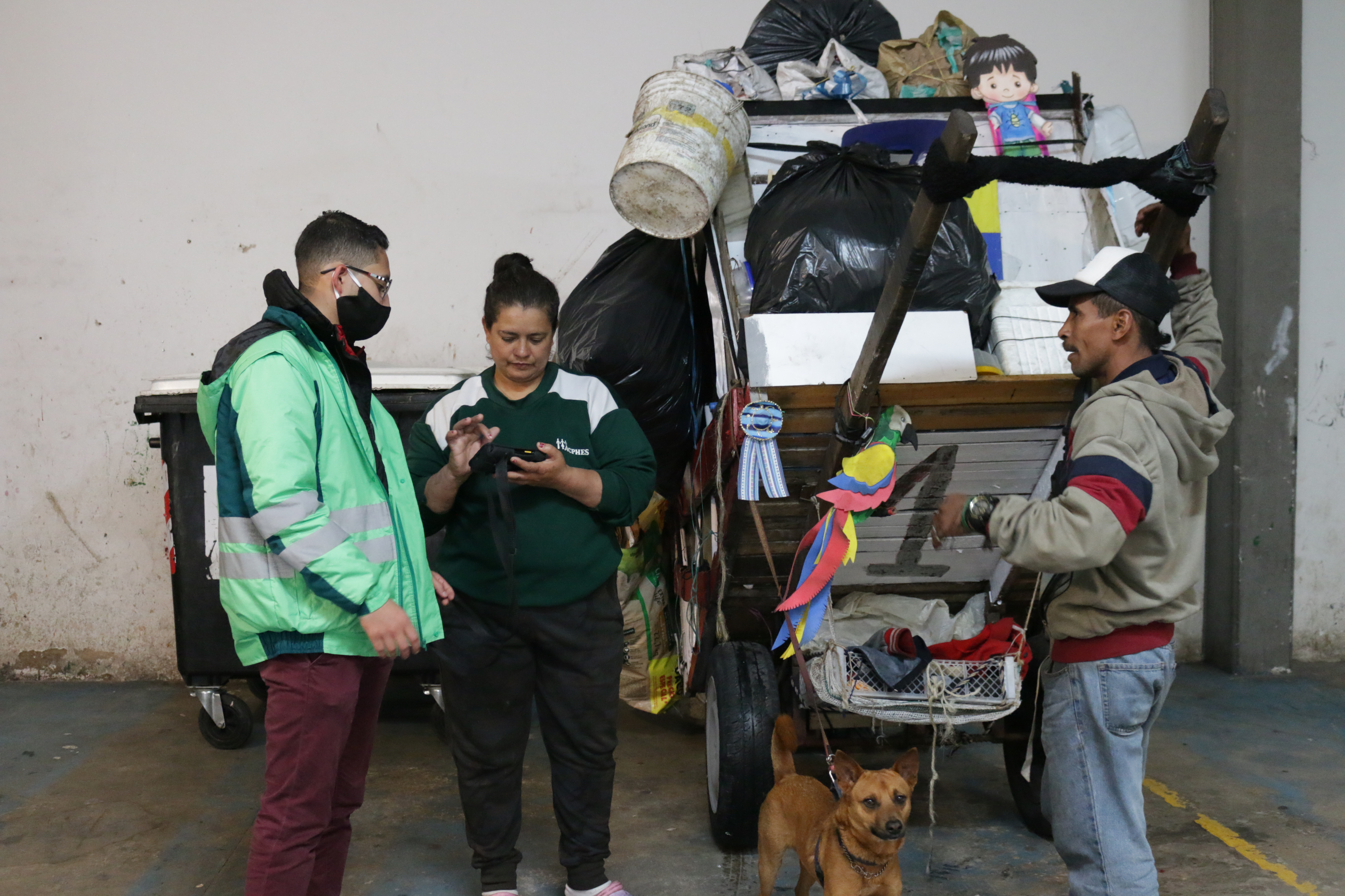 Bogotá carnetiza a los carreteros, que transportan reciclaje