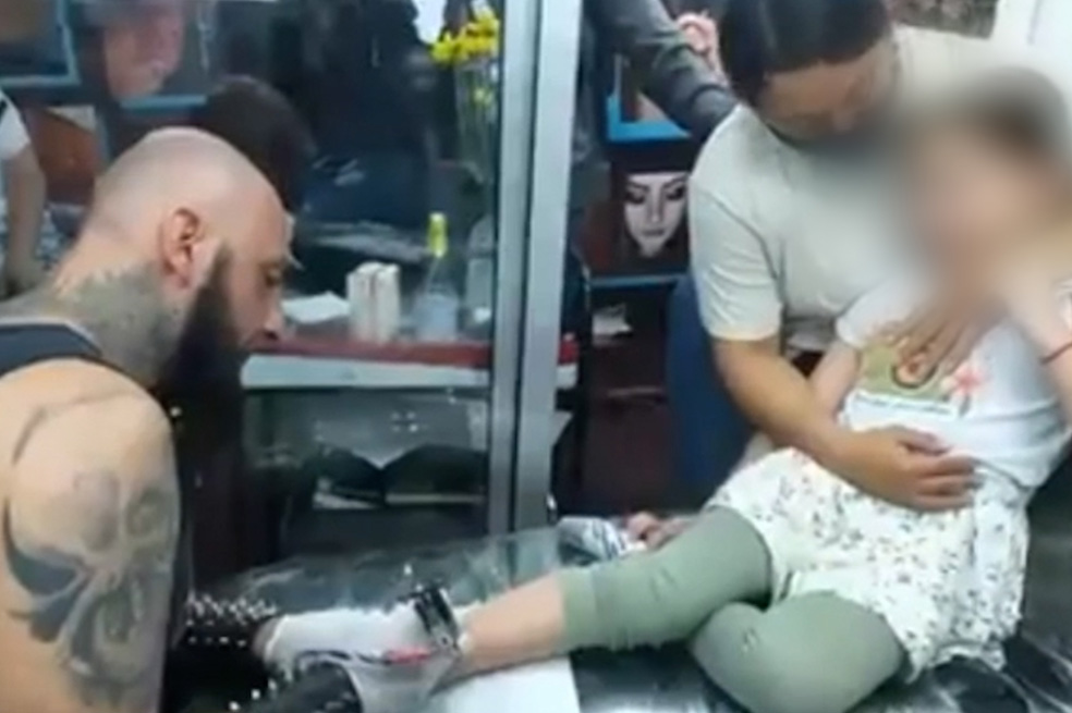 ¿Es delito que los padres obliguen a sus hijos a tatuarse?
