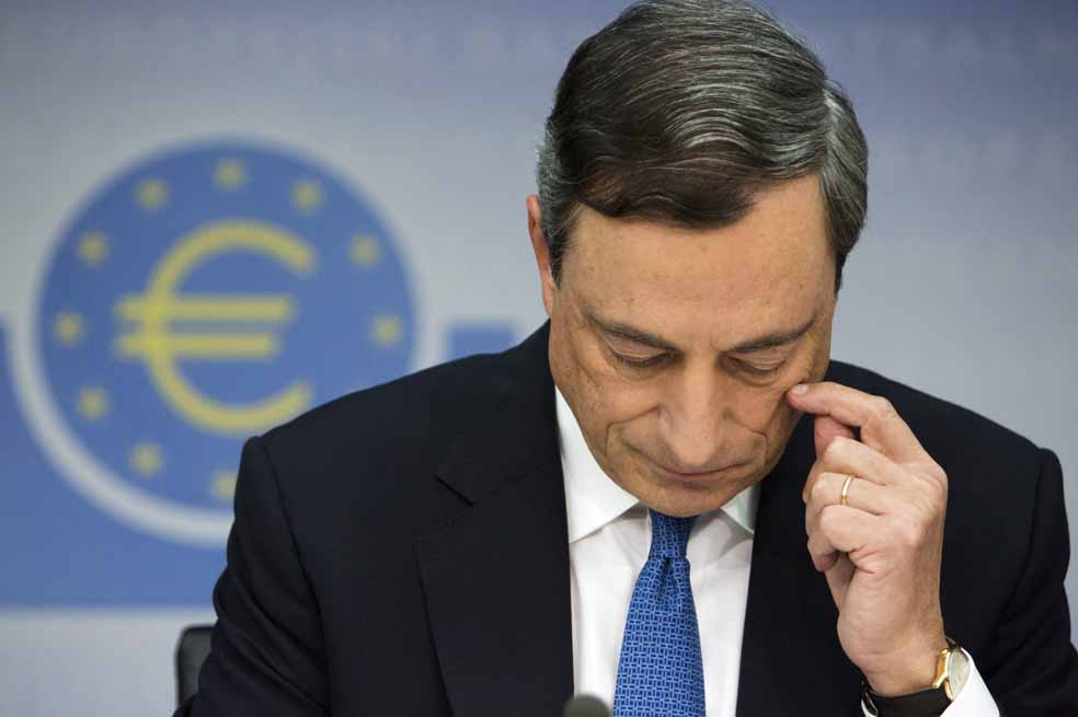 El presidente del Banco Central Europeo, Mario Draghi, cree que el relajamiento cuantitativo está ayudando a que la economía europea supere su escollo./ Bloomberg