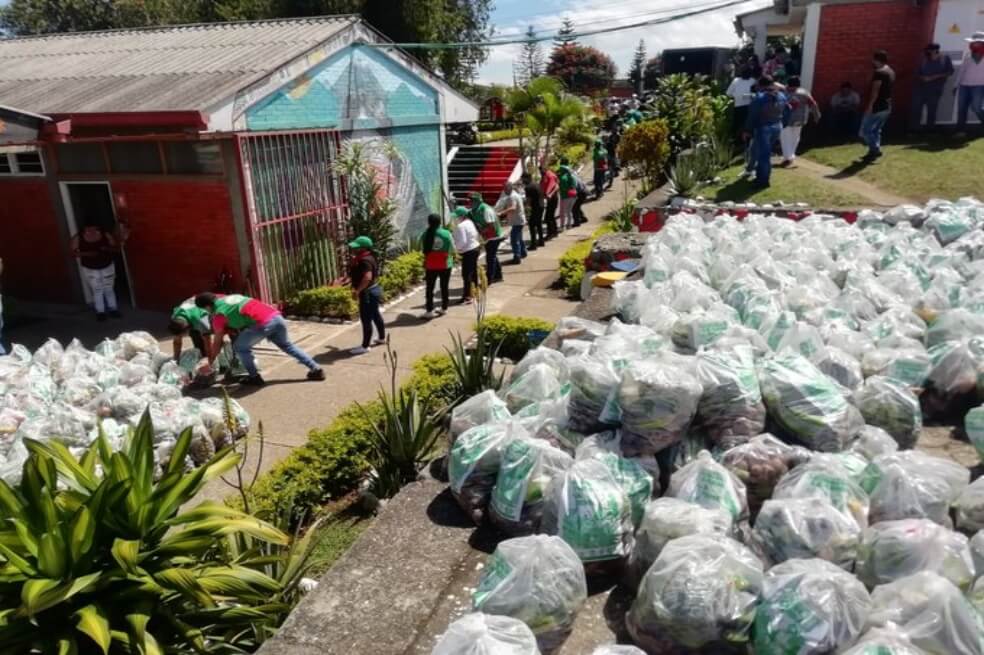 Indígenas del Cauca entregan alimentos a comunidades vulnerables por la pandemia
